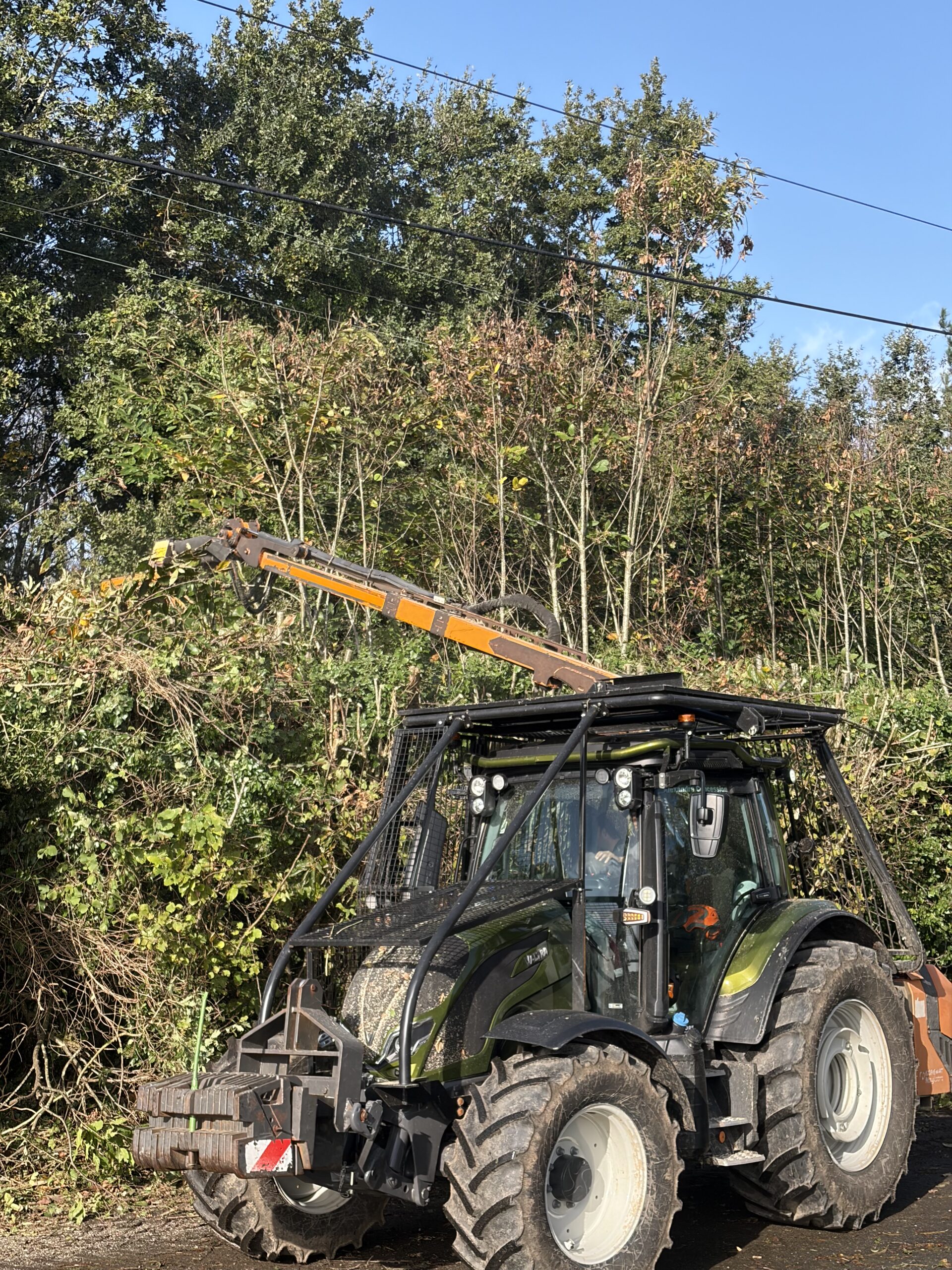 tracteur lamier travaux sur les réseaux Enedis Finistère